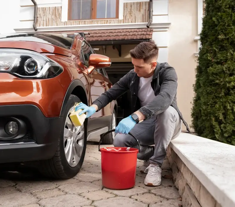 Lavage auto à domicile Ô-de-Selle : professionnel intervenant sur un véhicule